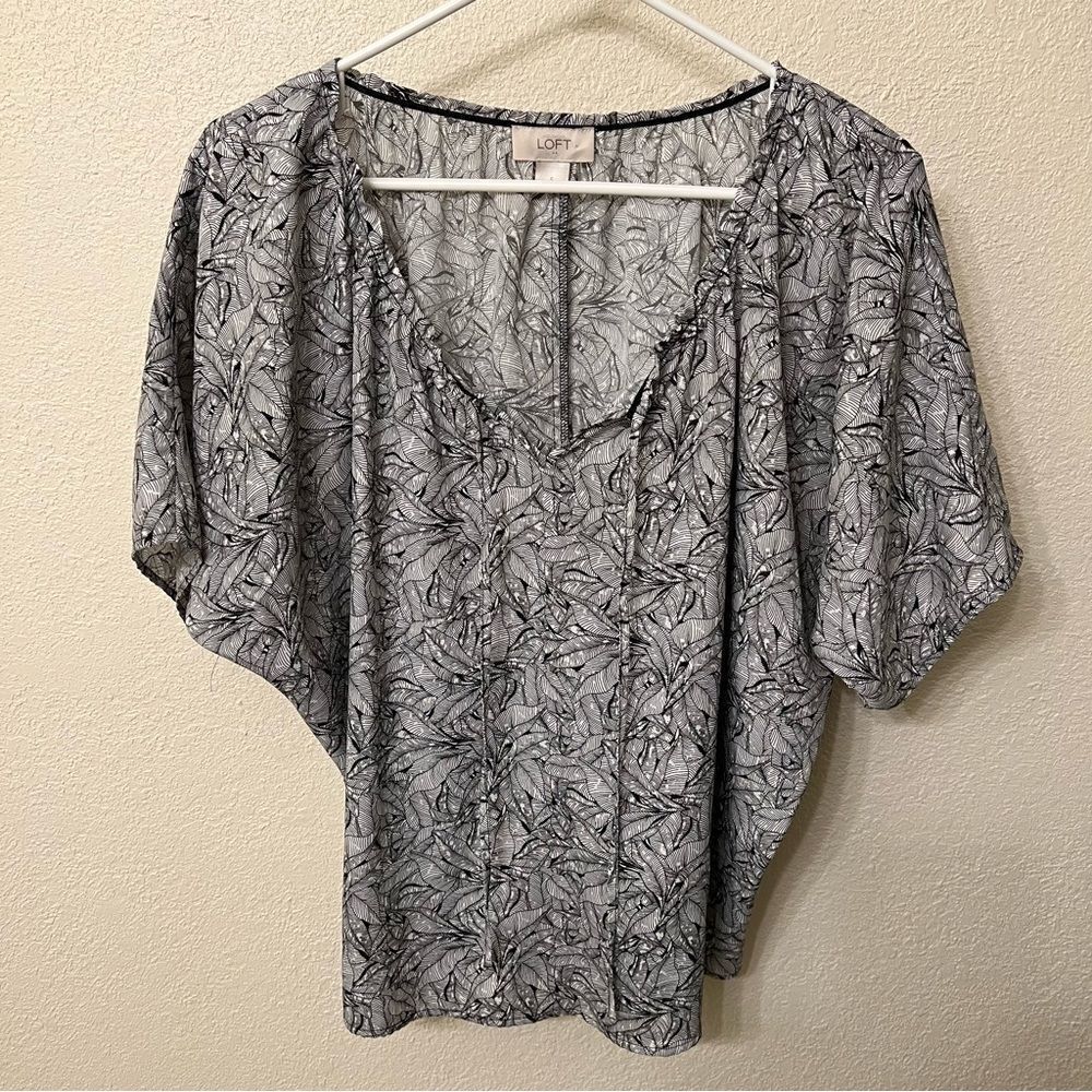 Loft Leaf Pattern Short Sleeve Tie Top Size Small